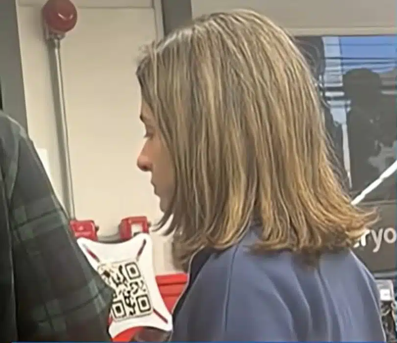 Anna Carolina Jatobá em passeio pelo seu bairro