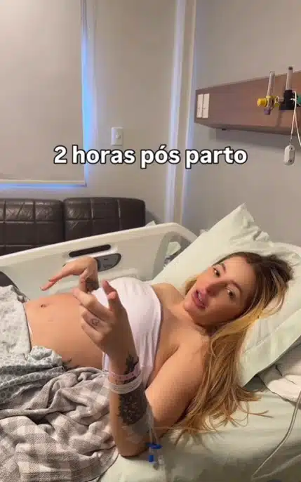 Any Awuada pouco após sua filha nascer