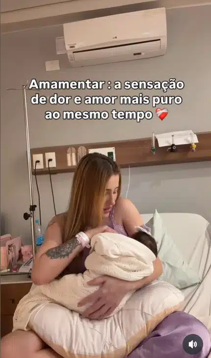 Any Awuada com sua filha recém-nascida na maternidade