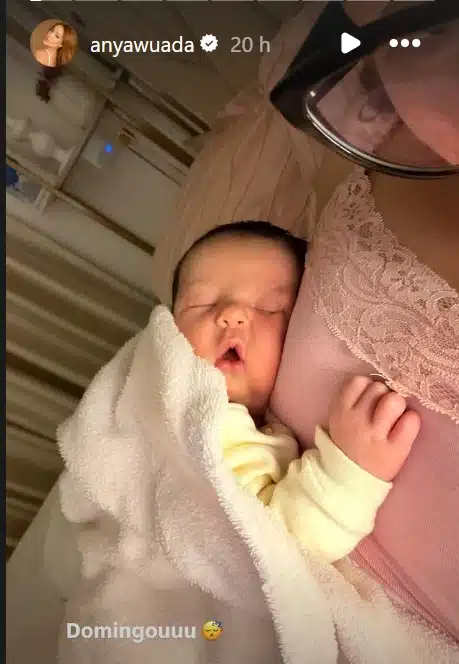 Any Awuada junto com sua recém-nascida em casa