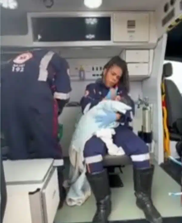 Bebê recebendo os primeiros atendimentos