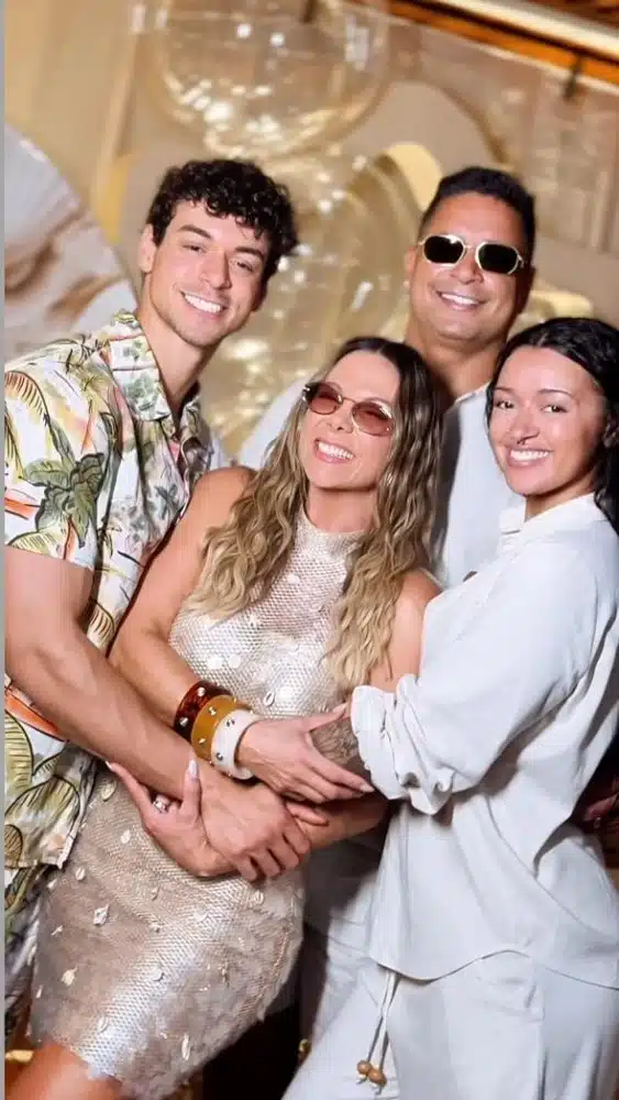 Carla Perez com a família reunida em seu aniversário