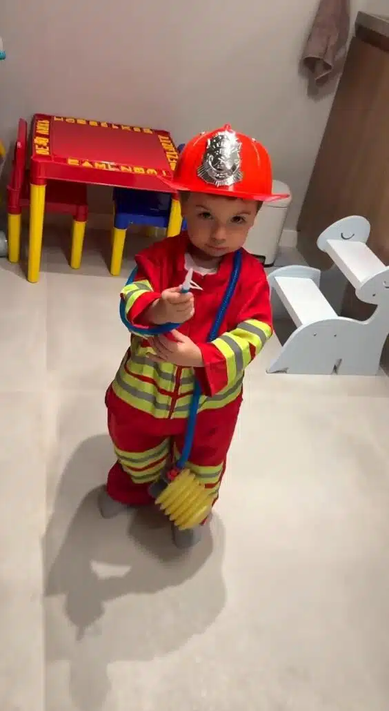 Luca, bebê de Claudia Raia e Jarbas, vestido de bombeiro