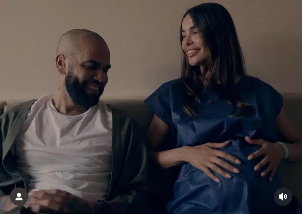 O jogador Daniel Alves surge com a esposa antes do parto