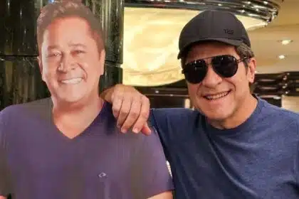 Daniel posa com a esposa e a filha no navio do Leonardo