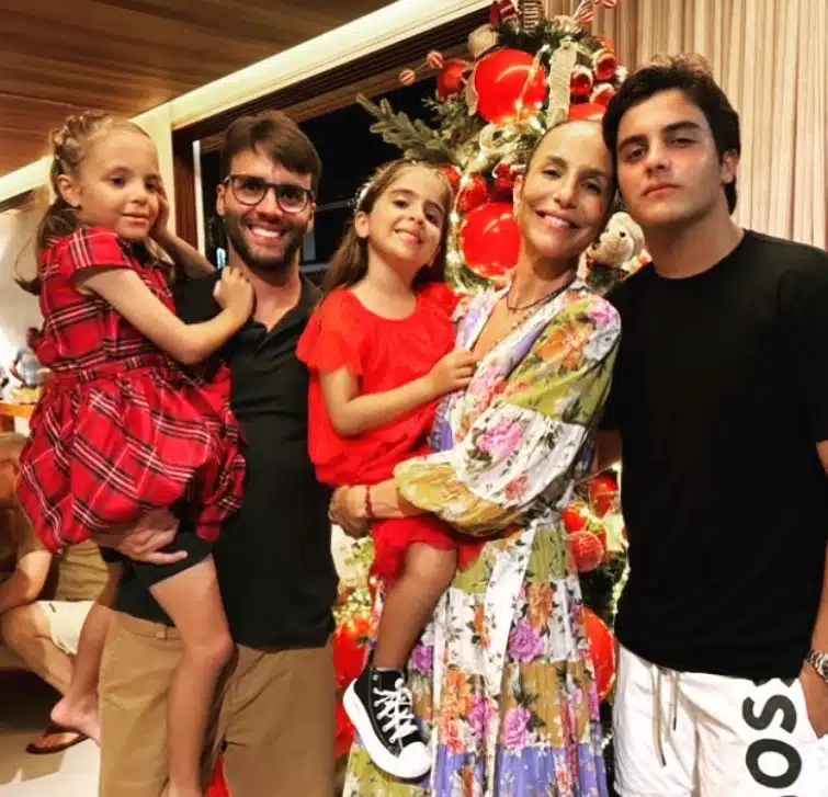 Daniel Cady e Ivete Sangalo juntos com os filhos