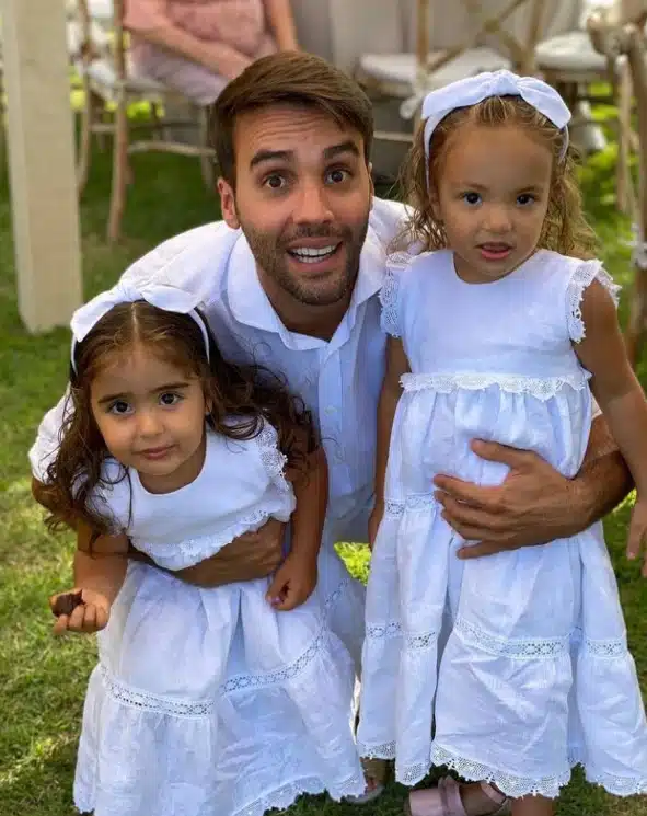 Daniel Cady junto com as filhas gêmeas