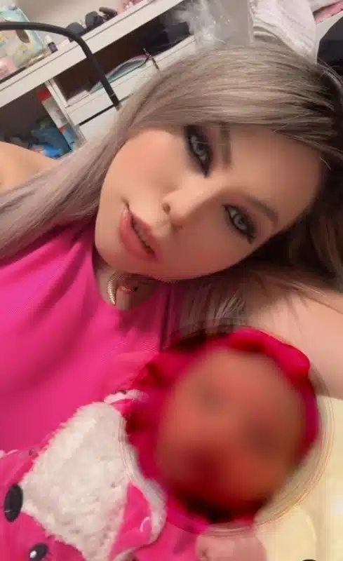 Filha recém-nascida de Daniel Cravinhos com a mãe