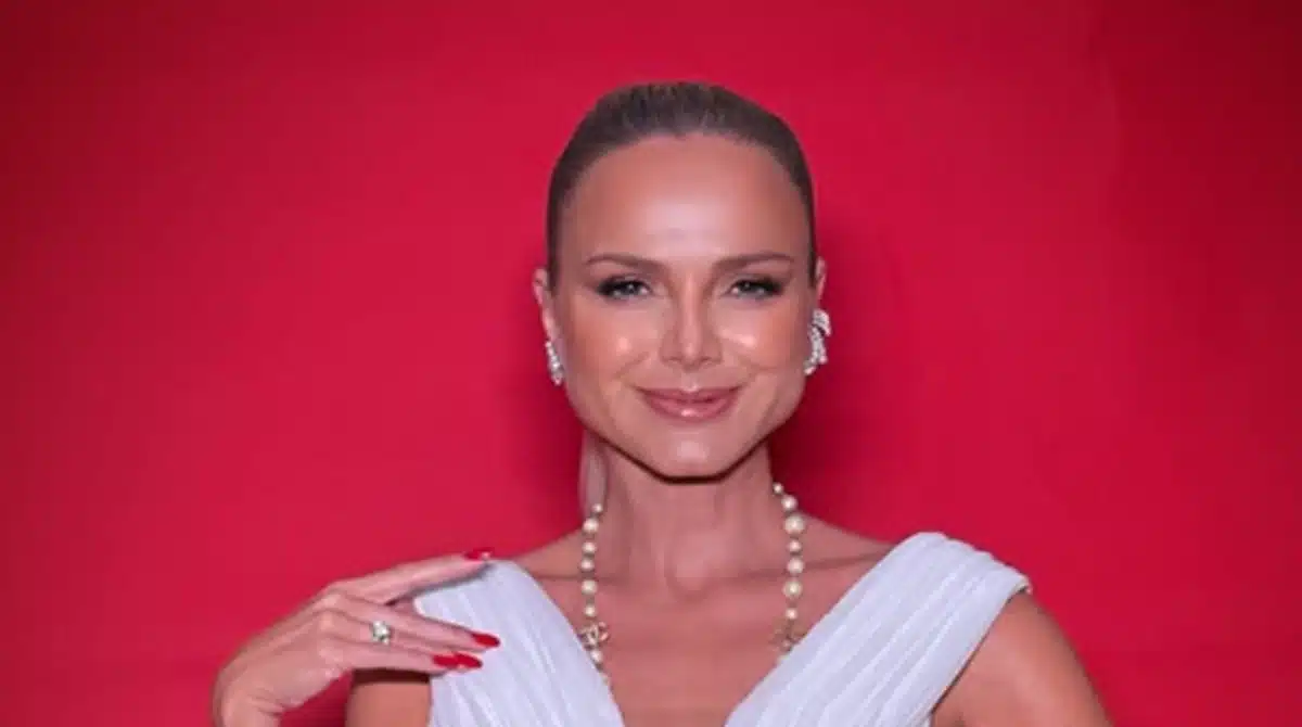 Eliana celebra seus 53 anos e ganha festa dos filhos e do marido em casa e encanta