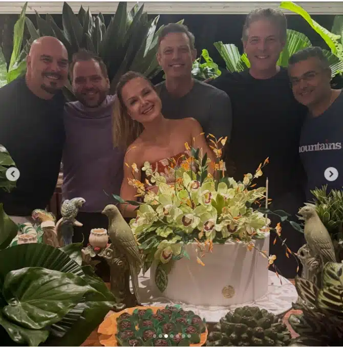 Eliana posa com marido, amigos e familiares na sua festa de 53 anos e impressiona