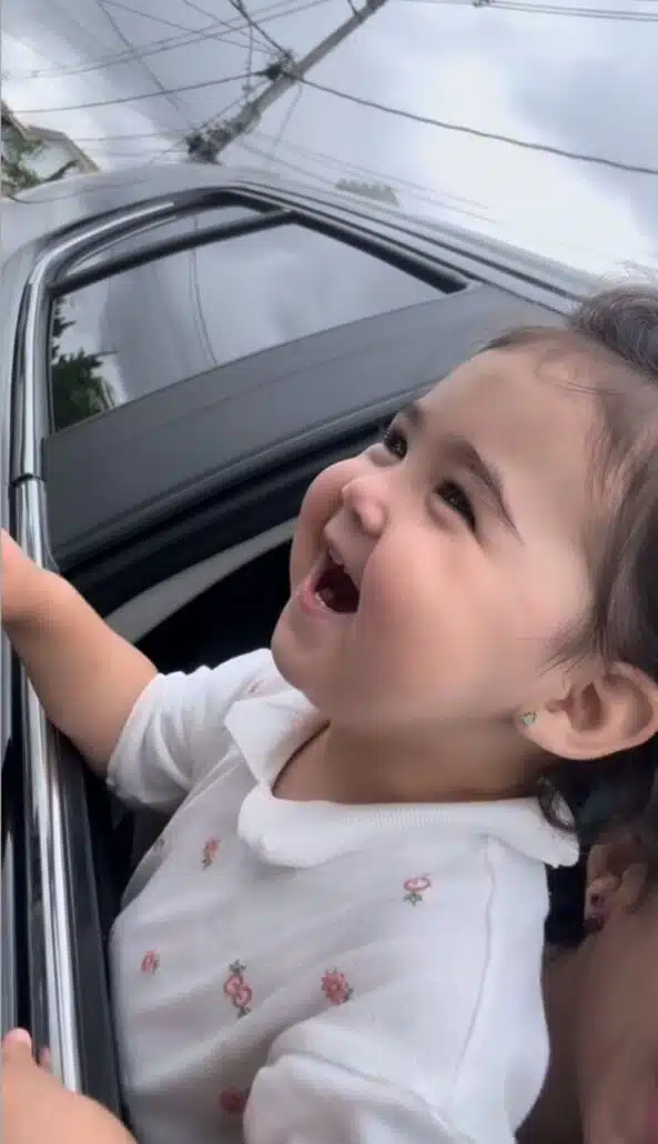 Bebela, caçula de Gabriela e Fabiano Menotti, emocionada ao ver a decoração natalina