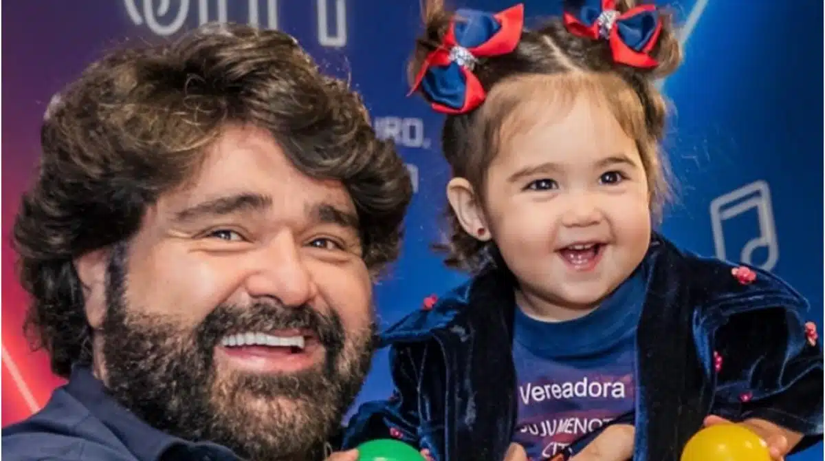 Fabiano Menotti exibe reação da bebê ao ver Papai Noel na entrada da mansão