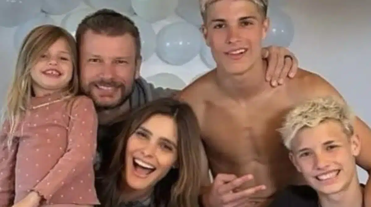 Fernanda Lima posa com seus filhos gêmeos e o marido e fala sobre situação com difícil com sua caçula e impressiona