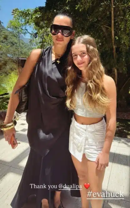 Filha de Angélica posa com a cantora Dua Lipa na sua casa em Angra dos Reis e surpreende