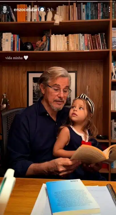 Edson Celulari surge com sua filha caçula na biblioteca da sua nova casa e encanta