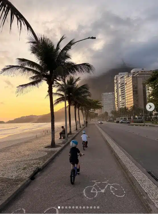 Filhos de Paulo Gustavo surgem andando de bicicleta em praia no Rio de Janeiro e surpreendem