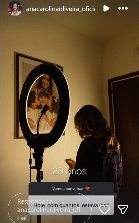 Mãe de Isabella Nardoni diante de quadro dos filhos