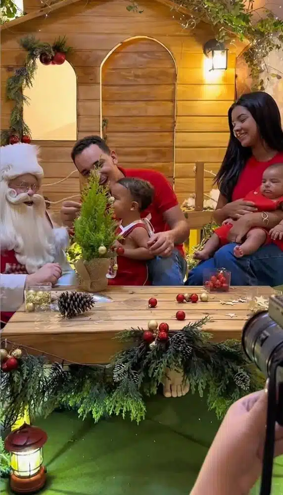 Os filhos de Ary Mirelle e João Gomes brincam com o Papai Noel