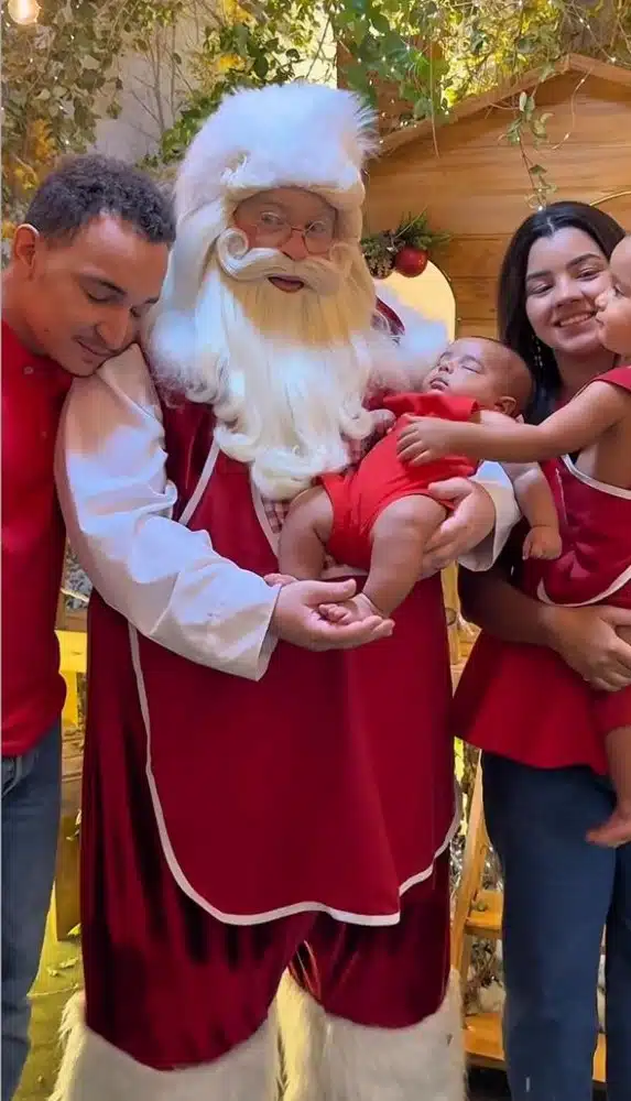 João Gomes e Ary mostram encontro dos filhos com o Papai Noel