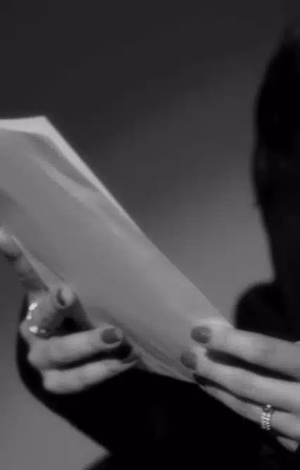 Klara Castanho fazendo uma leitura