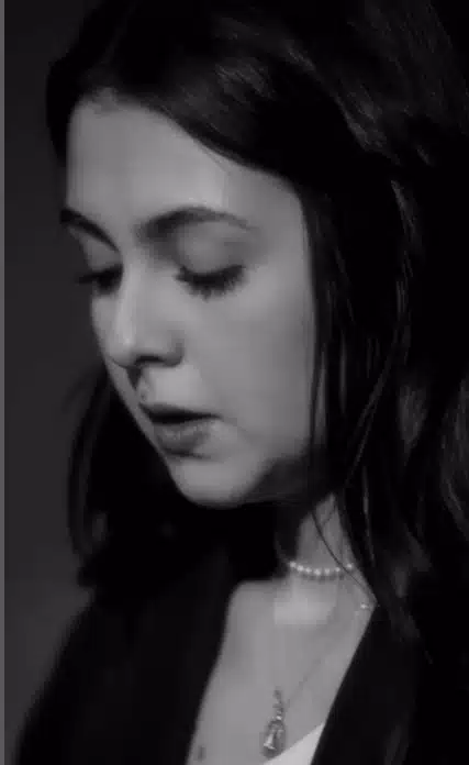 Klara Castanho lendo o relato da adolescente