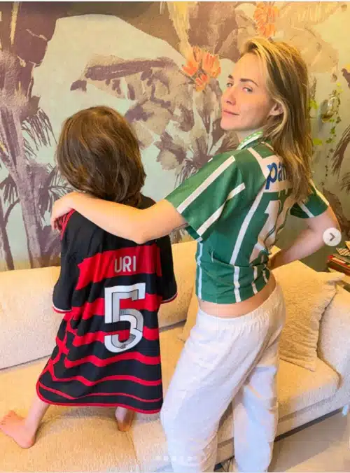 Letícia Colin surge curtindo jogo com o filho