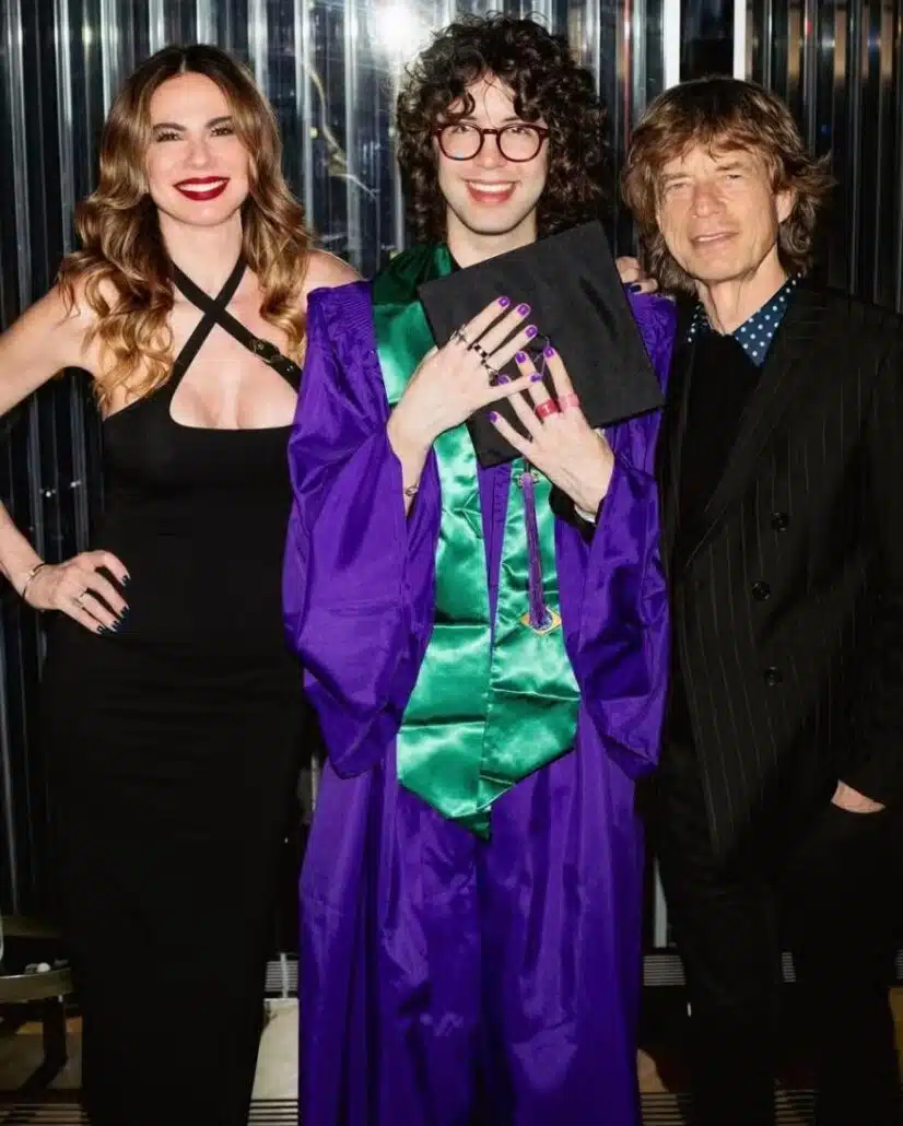 Luciana Gimenez e Mick Jagger posam com o filho na formatura dele nos EUA