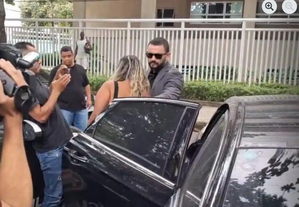 Madrasta Gabrielle Cristine indo até a delegacia