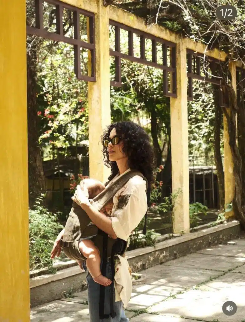 Manu Gavassi passeia ao ar livre com a filha