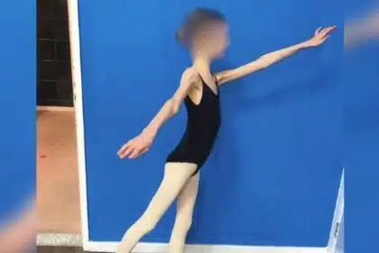 Menina falou depois dos pais a deixarem assim