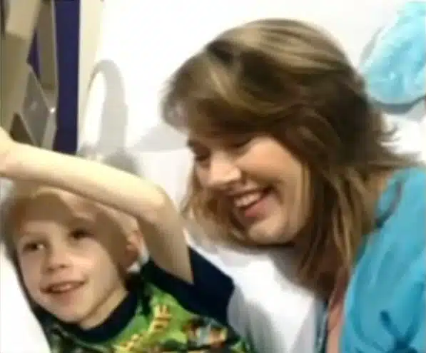 O menino Jordan Bleimeyer se recuperando com sua mãe