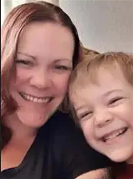 O menino de cinco anos com a sua mãe