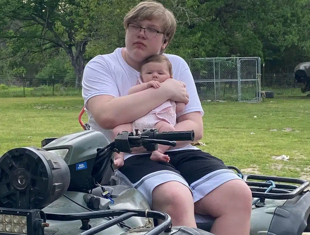 Jordan Bleimeyer com a sua irmã pequena