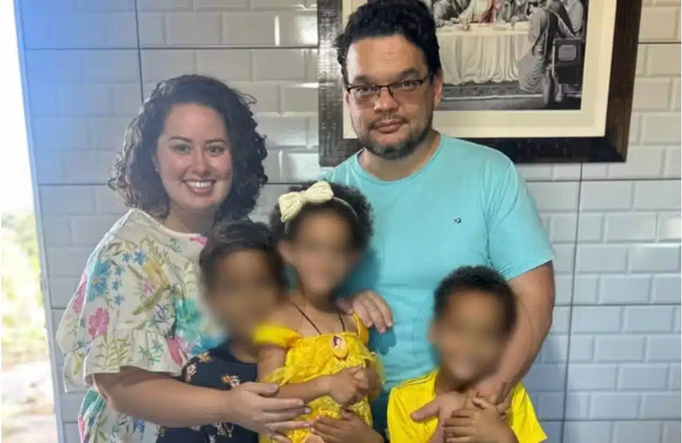 Os meninos e sua irmã com os pais logo depois da adoção