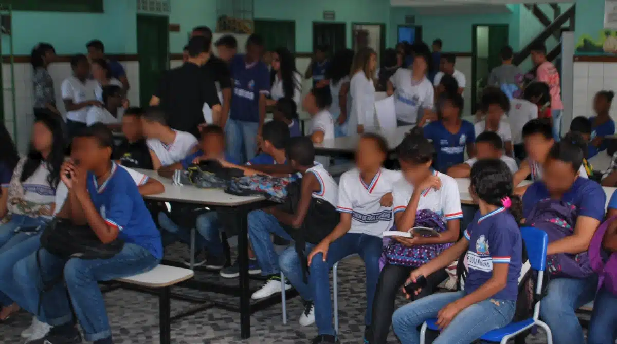 Meninos tentaram tirar a vida da professora nesta escola