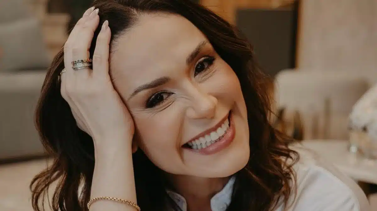 Nadja Haddad mostra alta de seu bebê com tampão nos olhos