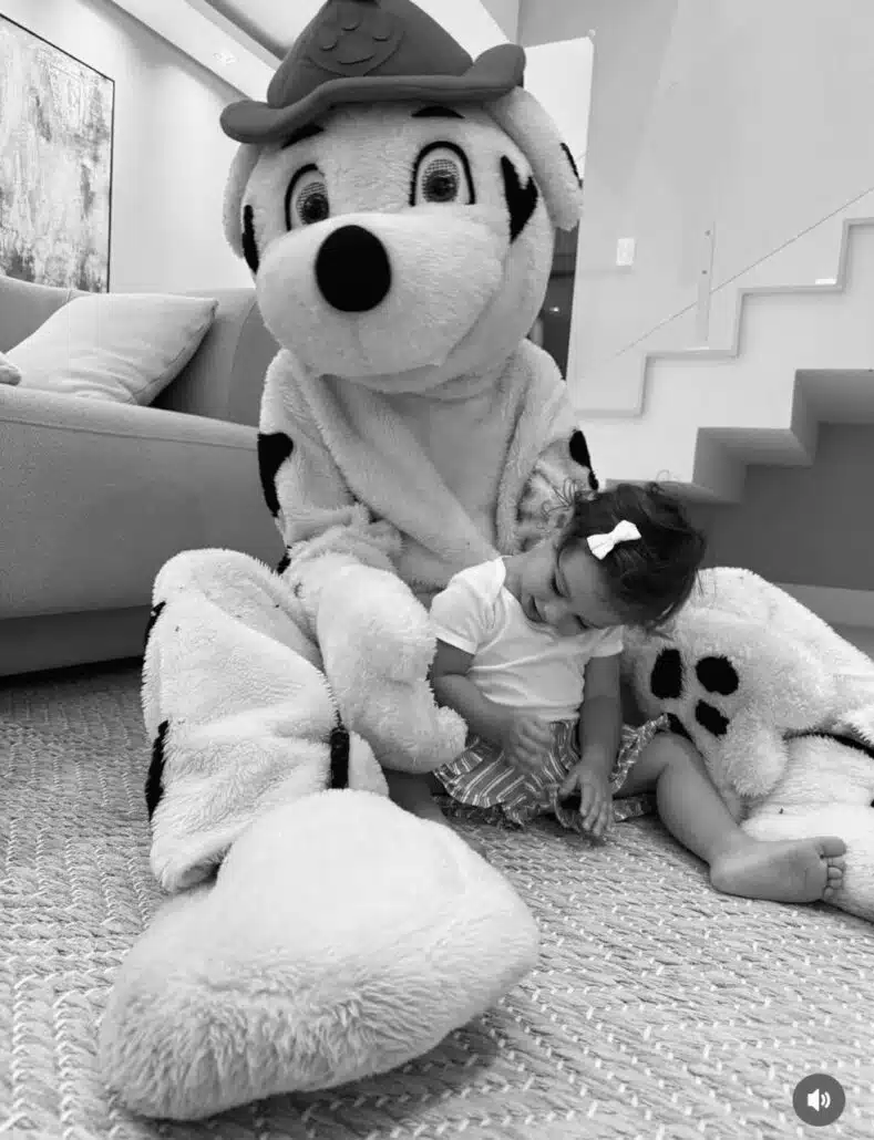 Helena é filha da modelo Amanda Kimberlly e do jogador Neymar Jr.