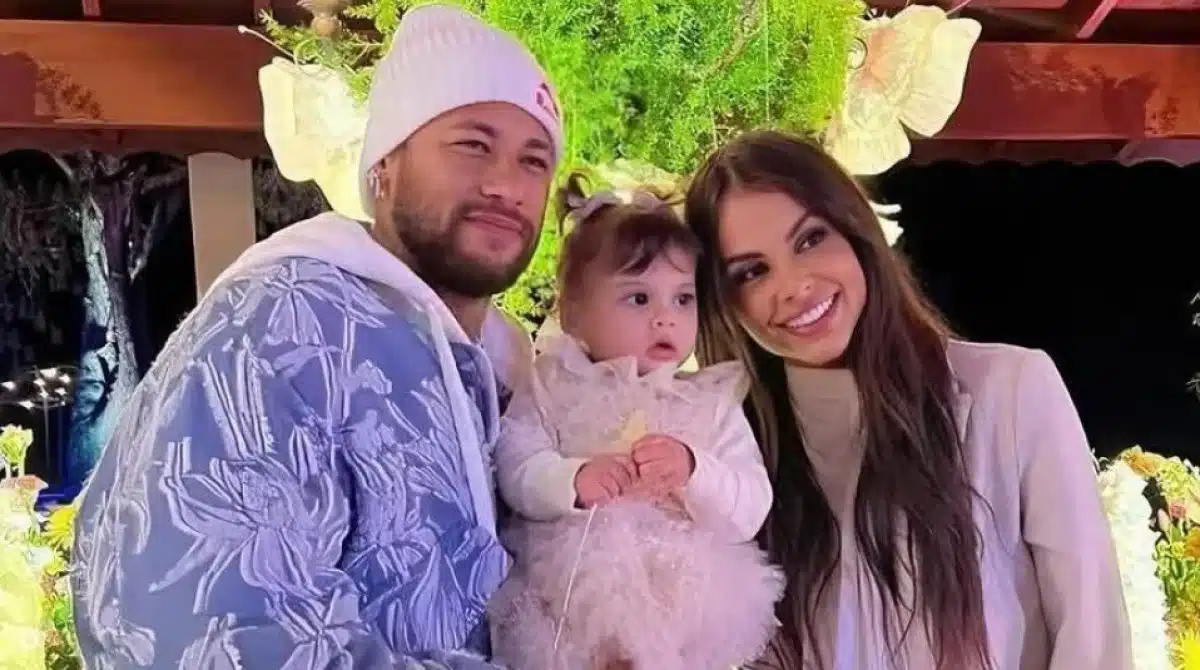 Filha de Neymar com Amanda aparece com braço enfaixado