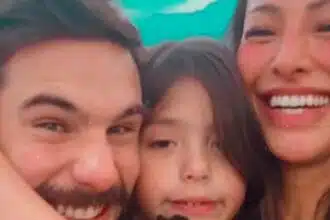 Nicolas Prattes mostra enteada com árvore de Natal da mansão