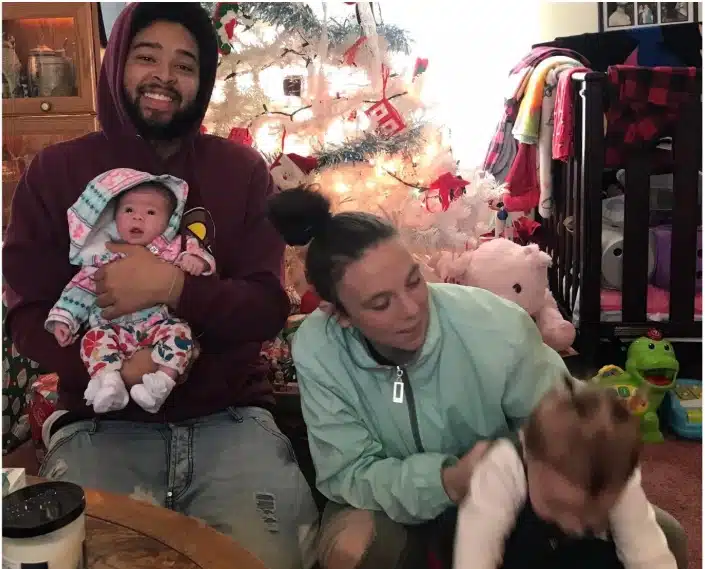 O pai antes de deixar as filhas sozinhas em hotel