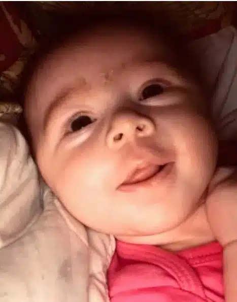 Pai deixou a bebê só no quarto de hotel