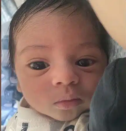 O bebê recém-nascido está bem após o ocorrido