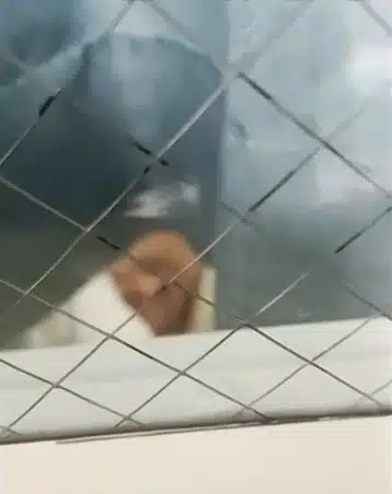 Pai estava filmando o seu bebê de dois dias