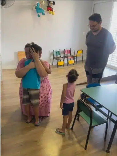 Encontro dos pais com os irmãos que comoveu todos