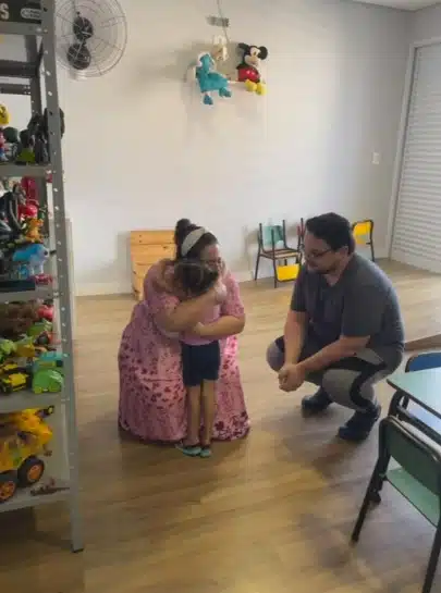 Encontro dos pais e da menina