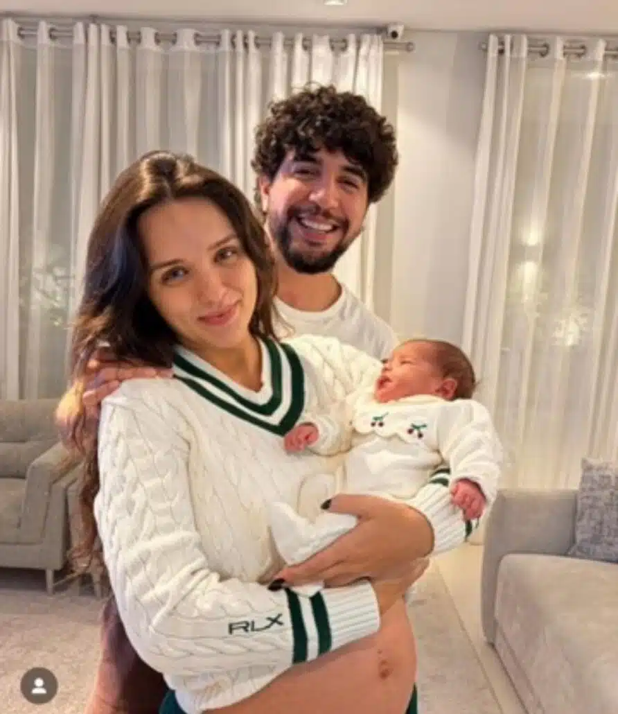 Rafa Kalimann e Nattanzinho posam com recém-nascida