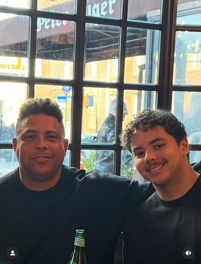 Nos EUA, Ronaldo passeia com o filho Alex por Nova York
