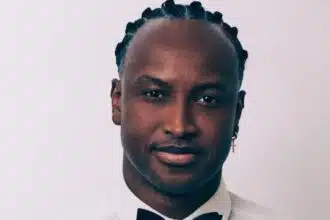 Thiaguinho mostra camarim com fotos do filho