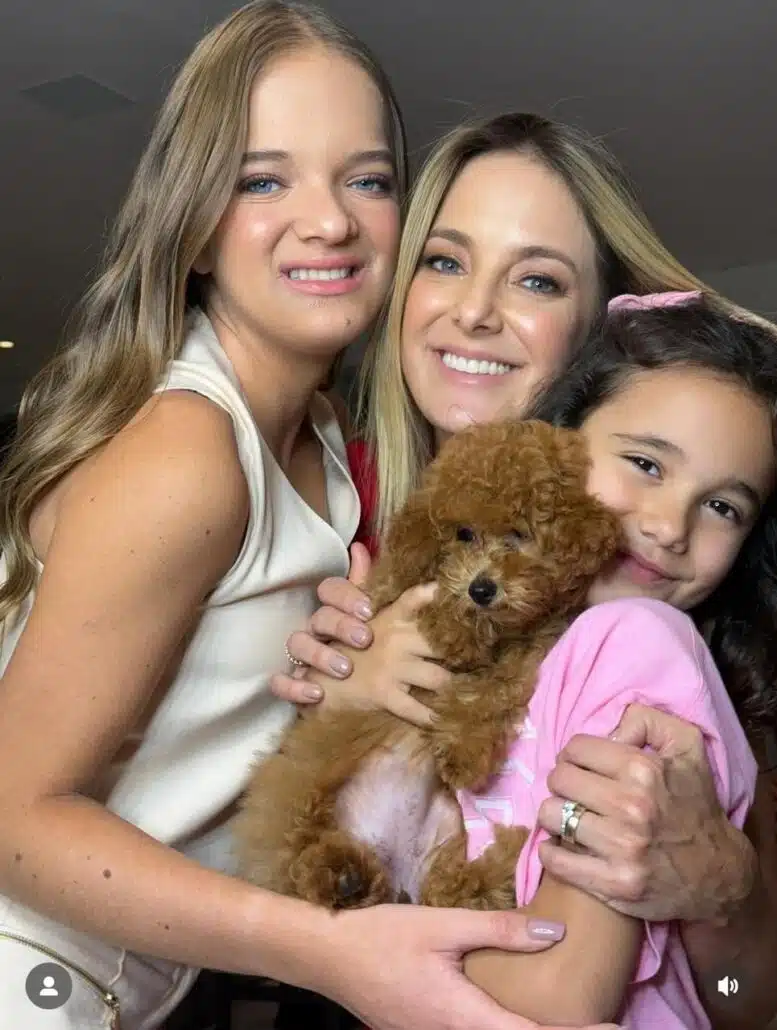 Ticiane Pinheiro posa com as filhas e a cachorrinha da família