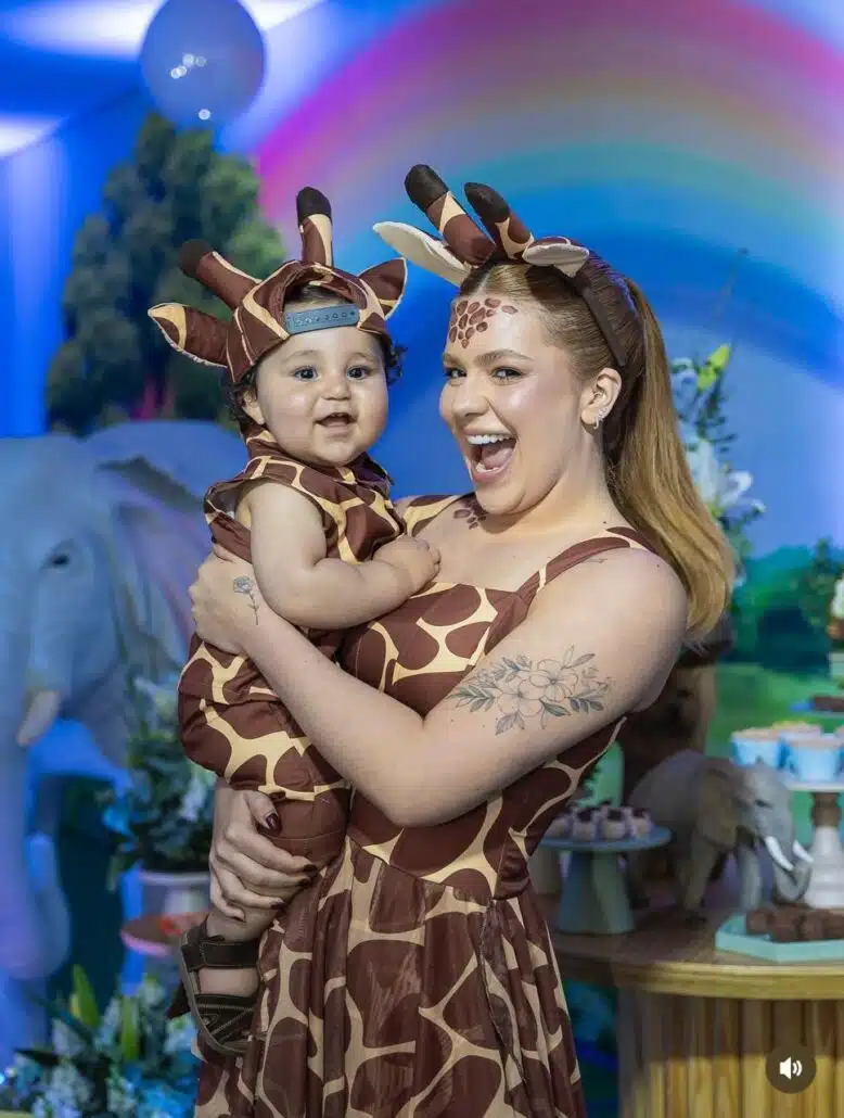 Viih Tube posa com o filho aniversariante